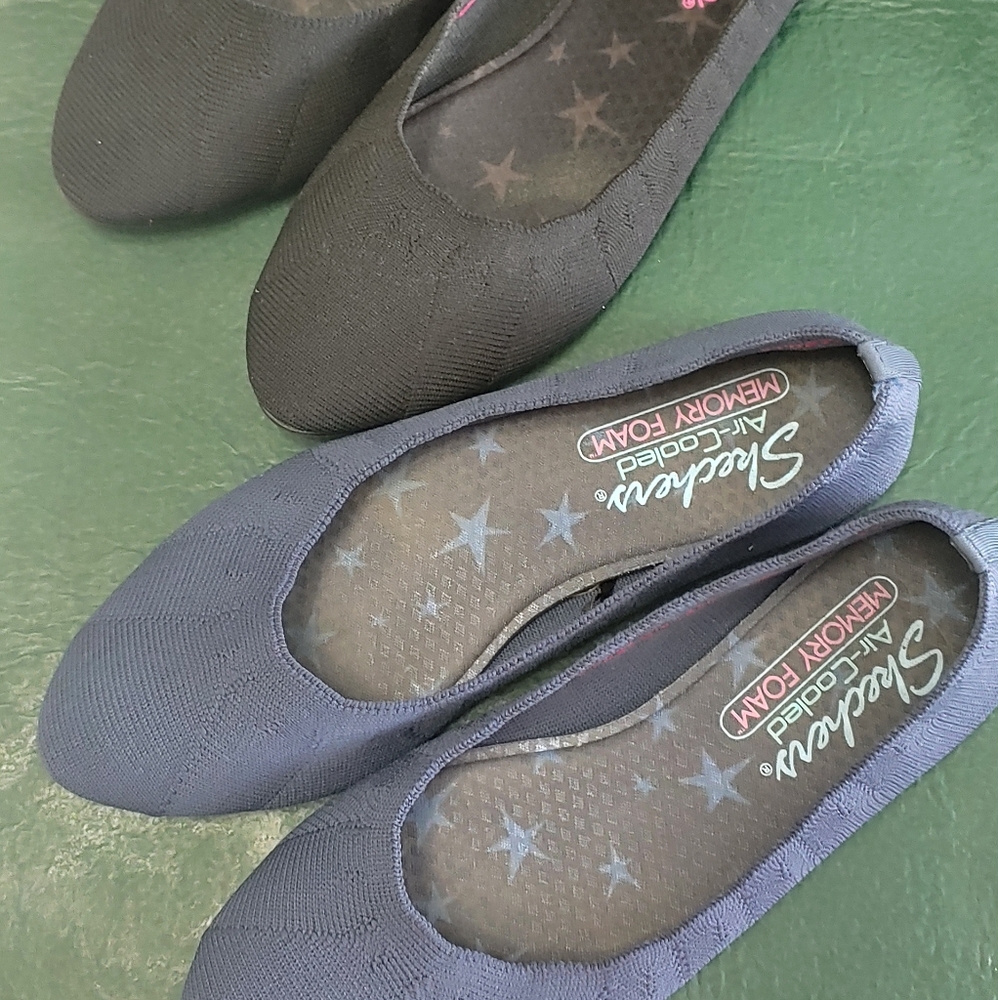 Lot of 2 Skechers flats. Navy and Black, size 6.